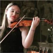 Laureata in violino con il massimo dei voti e lode al Conservatorio di Parma propone lezioni di violino per bambini e ragazzi