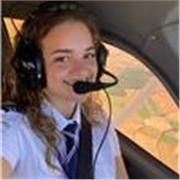 Piloto comercial recién titulada que ofrece clases claras y amenas de teoría ATPL para estudiantes de aviación.