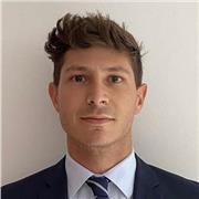 Laureato in Relazioni internazionali e studente di Storia, offre lezioni di storia per studenti delle superiori e universitari