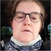 Enseignante d'anglais, donne des cours dans cette matière du collège au lycée, .