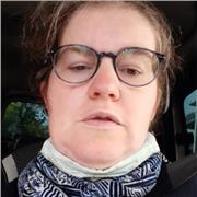 Enseignante d'anglais, donne des cours dans cette matière du collège au lycée, .