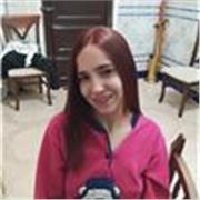 Estudiante de auxiliar de enfermería con muchas prácticas en clase.