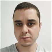 Profesor de bajo eléctrico moderno, a la altura de bajistas profesionales.