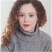 Profesora de matemáticas da clase a chicos y chicas de primaria o de la ESO