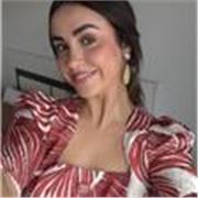 Profesora que imparte clases de iniciación a la música con opción de piano