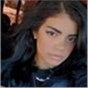 Chica joven con varios años de experiencia dando clases después de universidad a jóvenes 