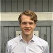 Student, der Mathe für Schüler bis zur 9. Klasse unterrichtet.