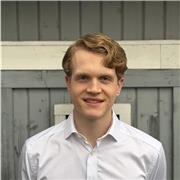 Student, der Mathe für Schüler bis zur 9. Klasse unterrichtet.