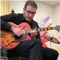 Laureato al conservatorio impartisce lezioni di chitarra moderna