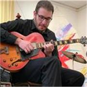 Laureato al conservatorio impartisce lezioni di Chitarra Moderna