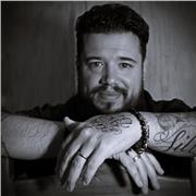 Profesor apto para todas las edades y niveles.