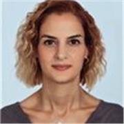 Qualifizierte Englischlehrerin mit umfassender Unterrichtserfahrung in allen Klassenstufen.