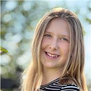 Erfahrene Nachhilfe Lehrerin die Grundchülern*innen das Lernen erleichtert und diese gut auf den Übertrit vorbereitet