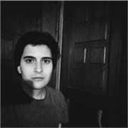 Profesor de español imparte clases de comprensión lectora a niños de primaria