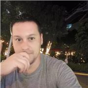 Profesor de Biología y Matemáticas que imparte clases a alumnos de nivel secundario y terciario