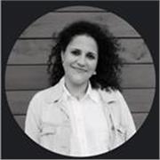 Profesora con experiencia en marketing y diseño grafico