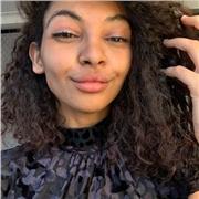 Étudiante bilingue. donnant cours d'arabe pour les plus jeunes et adolescents