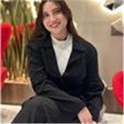 Professora formada em Letras pela USP, com mais de 8 anos de experiência. Aulas online para adultos e adolescentes