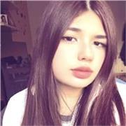 Profesora joven que imparte clases de apoyo a niños de primaria