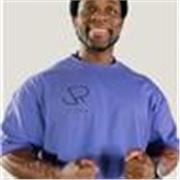 Coach sportif donnant de cours de remise en forme