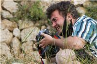 Profesor de fotografía con un enfoque en las técnicas básicas para explorar el arte de la fotografía