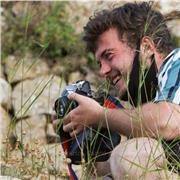 Profesor de fotografía con un enfoque en las técnicas básicas para explorar el arte de la fotografía
