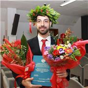 Dottore in medicina e chirurgia impartisce lezioni finalizzate al superamento del nuovo test