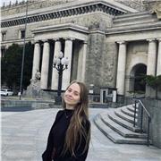 Profesora ofrece clases de apoyo y repaso a estudiantes de primaria