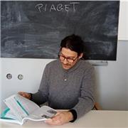 Insegnante plurilaureato impartisce lezioni su varie materie umanistiche