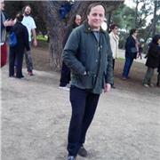 Profesor con mucha experiencia enseña muy diferentes bailes y danzas, tanto para bailar en grupo como individual o en pareja