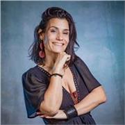 Comédienne et professeure expérimentée — cours de théâtre et improvisation en ligne pour adultes