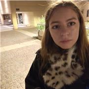 Étudiante bilingue en terminale générale au lycée, avec des spécialités linguistiques. Diplôme d'études en langue française - B2.