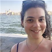 Laureata in inglese e tedesco, con ampia formazione sulle materie umanistiche, impartisce lezioni online di inglese e tedesco