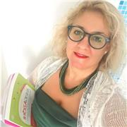 Insegnante di scuola primaria aiuta nei compiti a casa