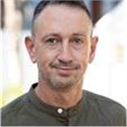 Riguroso entrenador militar y técnico de atletismo biomecánico.