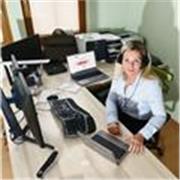 Übersetzerin, die bei der Erstellung schriftlicher Texte auf Englisch behilflich ist