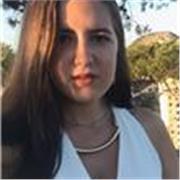 Profesora de español imparte clases a todos