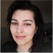 Profesora de español imparte clases a alumnos de todas las edades