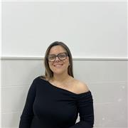 Profesora titulada en magisterio de educación primaria, con mención en audición y lenguaje y pedagogía terapéutica.