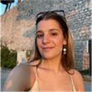 Imparto clases a estudiantes de infantil, primaria y secundaria, me defino como una persona muy alegre, simpática, comprensiva y constante 