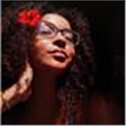 Professora de crianças, adolescentes e adultos na área das ciências e ciências biológicas