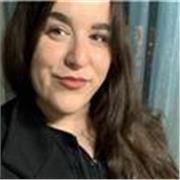 Soy maestra y niñera. Puedo dar clases a niños y niñas en la etapa de infantil y primaria. 