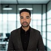 Graduado en ADE y Máster en Marketing y Estrategia Digital, con experiencia internacional en empresas como Nestlé y Bergner.