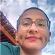 Profesora de español imparte curso a niños de 2 a 5 años