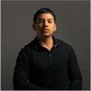 Profesor de inglés comprometido con el aprendizaje de los alumnos