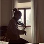 Studentessa presso il conservatorio di Brescia, impartisco lezioni di violino e solfeggio