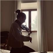 Studentessa presso il conservatorio di Brescia, impartisco lezioni di violino e solfeggio