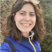 Artista titulada en Bellas Artes que enseña pintura a niños, fomentando la experimentación, la creatividad y el autodescubrimiento