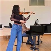 Laureata presso il Conservatorio  E.F. Dall'Abaco  di Verona propone lezioni di Violino sia online che in presenza a Verona per studenti tutti i livelli ed età