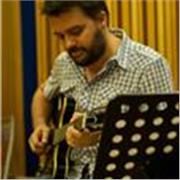 Lezioni di chitarra moderna con insegnante esperto e sensibile alle esigenze di ogni età: bambini, ragazzi e adulti. Anche online